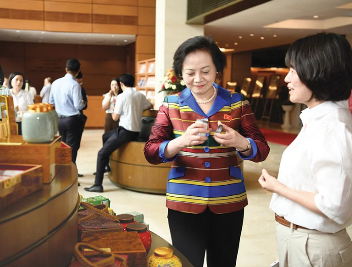 Hương trà thơm giữa khoảng lặng hội trường